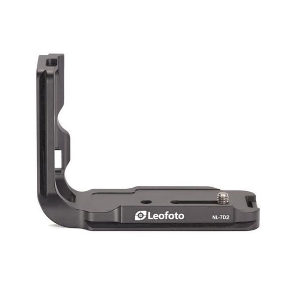Leofoto-L-bracket-LPC-7DII-for-Canon-EOS-7D-II-2 Leofoto LPC-7DII L-Beugel zijaanzicht van zwarte Arca-Swiss L-bracket met lange basisplaat, hoge zijplaat en 1/4"-statiefschroef op witte achtergrond.