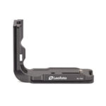 Leofoto-L-bracket-LPC-7DII-for-Canon-EOS-7D-II-2 Leofoto LPC-7DII L-Beugel zijaanzicht van zwarte Arca-Swiss L-bracket met lange basisplaat, hoge zijplaat en 1/4"-statiefschroef op witte achtergrond.