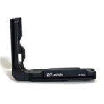 Leofoto LPC-7DIIN L-Beugel zijaanzicht van zwarte Arca-Swiss L-bracket met lange basisplaat, hoge zijplaat en 1/4"-schroef.