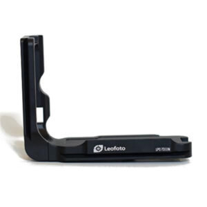Leofoto LPC-7DIIN L-Beugel zijaanzicht van zwarte Arca-Swiss L-bracket met lange basisplaat, hoge zijplaat en 1/4"-schroef.