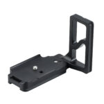 Leofoto LPC-80D L-Beugel zwarte Arca-Swiss-compatibele aluminium L-plaat voor Canon EOS 80D in schuine bovenaanzicht op witte achtergrond.