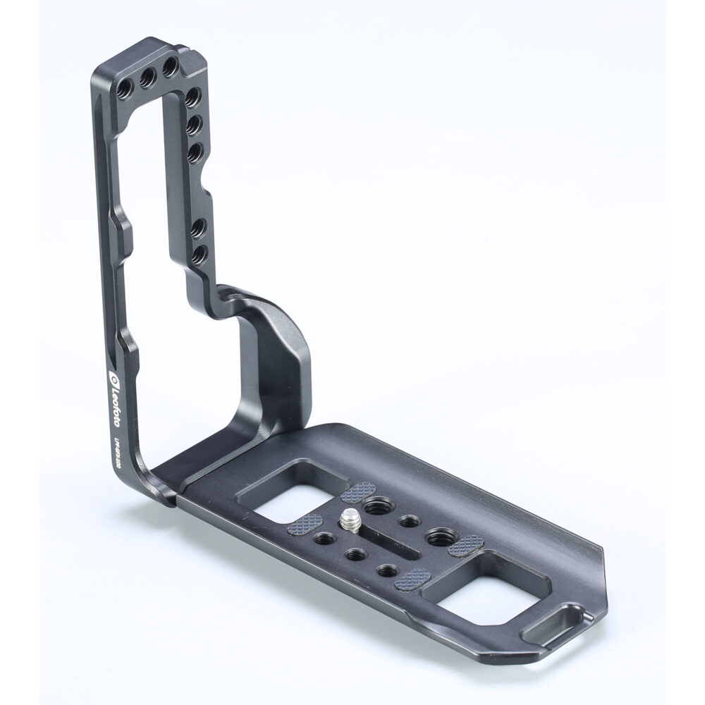 Leofoto LPF-GFX-100 L-bevestiging staand in drie-kwart aanzicht met hoge verticale L-arm en basisplaat met meerdere montagegaten.