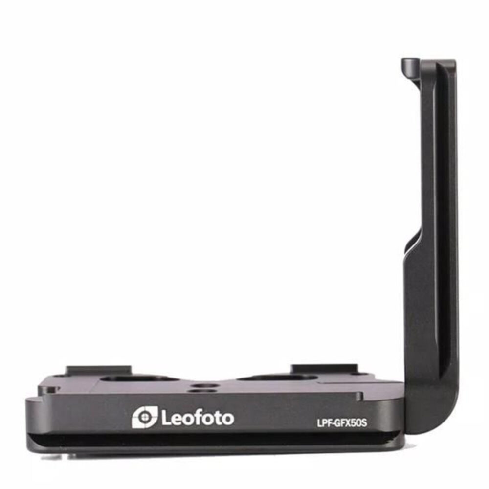 Leofoto LPF-GFX-50S L-bevestiging productfoto van zwarte aluminium L-bracket met basisplaat en verticale steun voor Fujifilm GFX 50S.