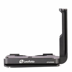 Leofoto LPF-GFX-50S L-bevestiging productfoto van zwarte aluminium L-bracket met basisplaat en verticale steun voor Fujifilm GFX 50S.