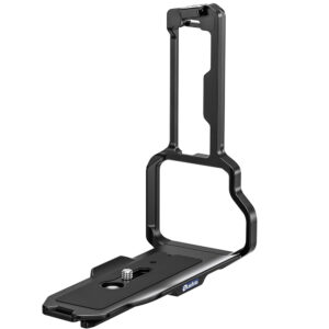 Leofoto LPF-GFX100IIB L-bevestiging vooraanzicht van hoge zwarte L-bracket met lange basisplaat voor batterijgreep.