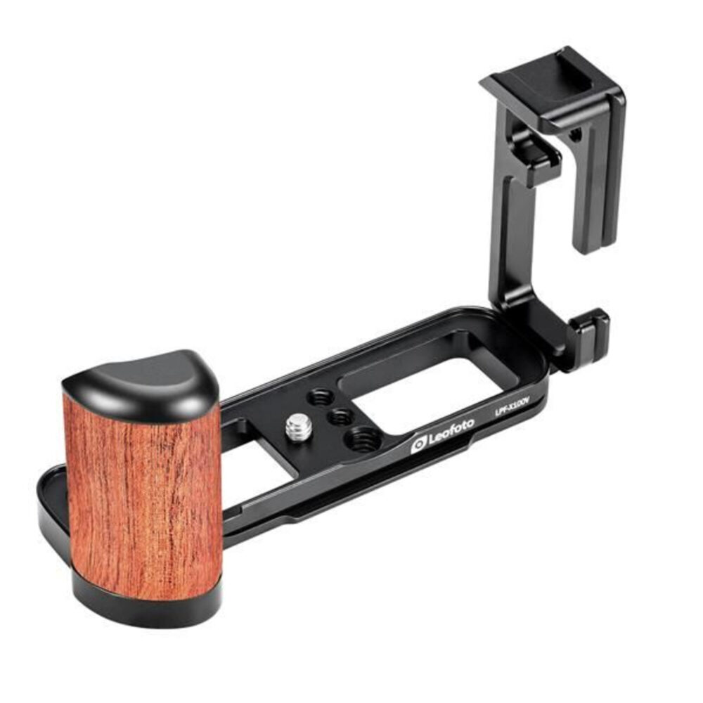 Leofoto LPF-X100V L-bevestiging schuin zijaanzicht met houten handgreep en Arca-Swiss bodemplaat op zwarte achtergrond.