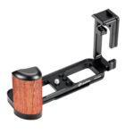 Leofoto LPF-X100V L-bevestiging schuin zijaanzicht met houten handgreep en Arca-Swiss bodemplaat op zwarte achtergrond.