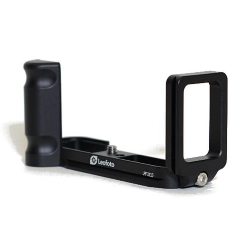 Leofoto LPF-XT10 L-bevestiging schuin vooraanzicht met ergonomische handgreep en opstaande L-zijplaat op witte achtergrond.