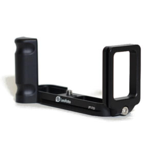Leofoto LPF-XT10 L-bevestiging schuin vooraanzicht met ergonomische handgreep en opstaande L-zijplaat op witte achtergrond.