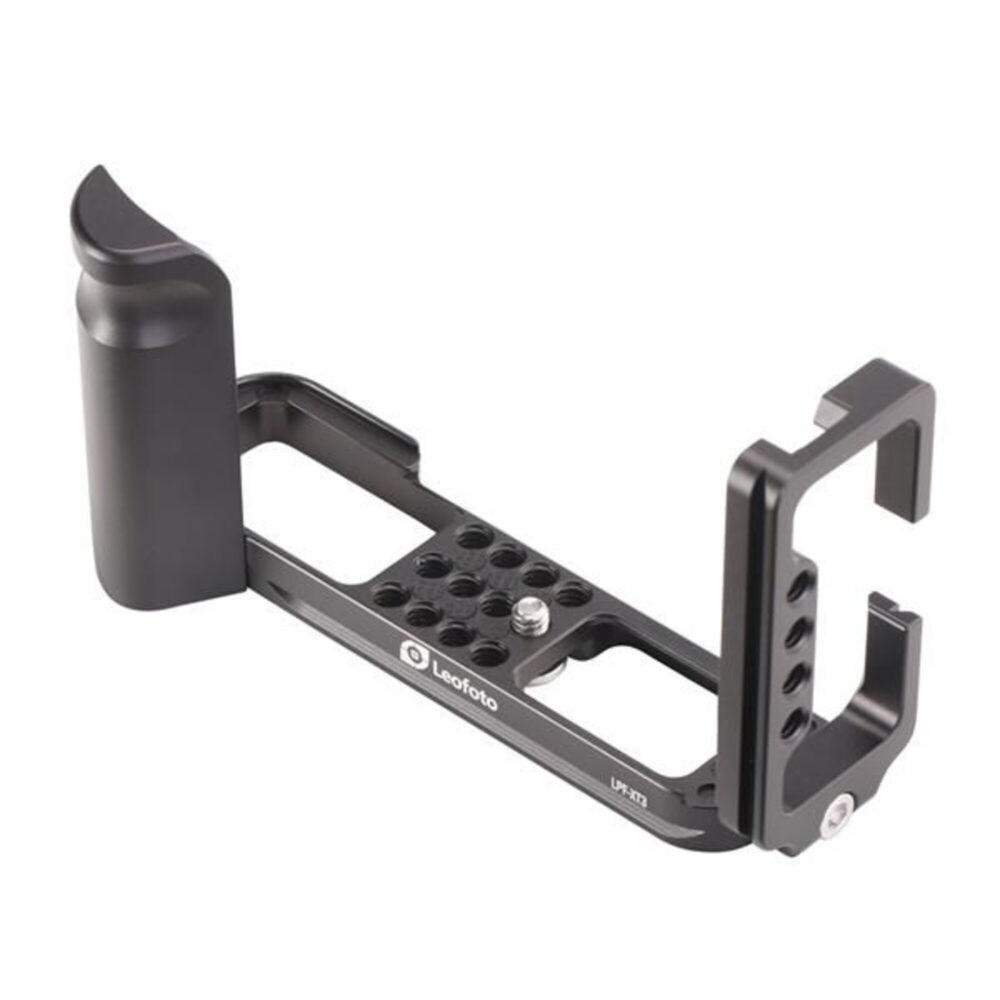 Leofoto LPF-XT3 L-bevestiging schuin vooraanzicht met ergonomische grip, Arca-Swiss bodemplaat en verticale L-zijplaat.