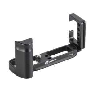 Leofoto LPF-XT30 L-bevestiging schuin vooraanzicht met ergonomische handgreep, Arca-Swiss bodemplaat en verticale L-plaat op witte achtergrond.