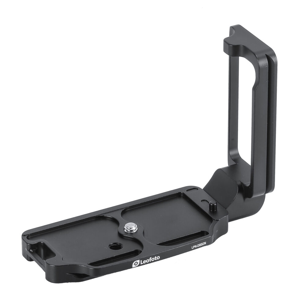 Leofoto LPN-D850N L-bevestiging zijaanzicht met lange Arca-Swiss-basisplaat, opstaande L-zijde en 1/4-inch statiefschroef op witte achtergrond.