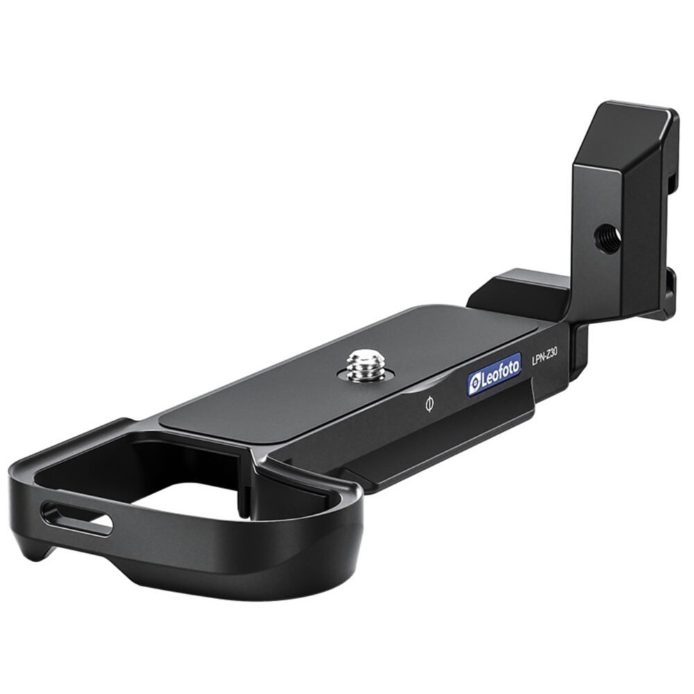 Leofoto LPN-Z30 L-bevestiging perspectiefaanzicht met Arca-Swiss-basisplaat, 1/4-inch schroef en opstaande L-zijde.