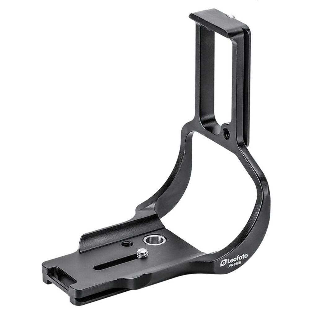 Leofoto LPN-Z6IIB L-Beugel schuin vooraanzicht van hoge L-bracket met lange Arca-Swiss basisplaat en verticale arm.
