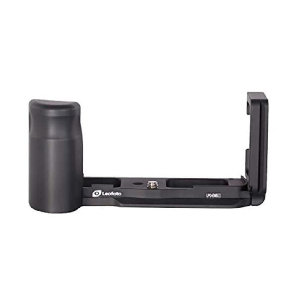 Leofoto LPO-EM5II L-Beugel zijaanzicht met hoge ergonomische handgrip en lange Arca-Swiss basisplaat op witte achtergrond.