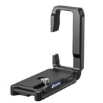 Leofoto LPO-OM-1 L-Beugel schuin vooraanzicht van complete Arca-Swiss L-bracket met basisplaat, verticale arm en 1/4"-schroef.