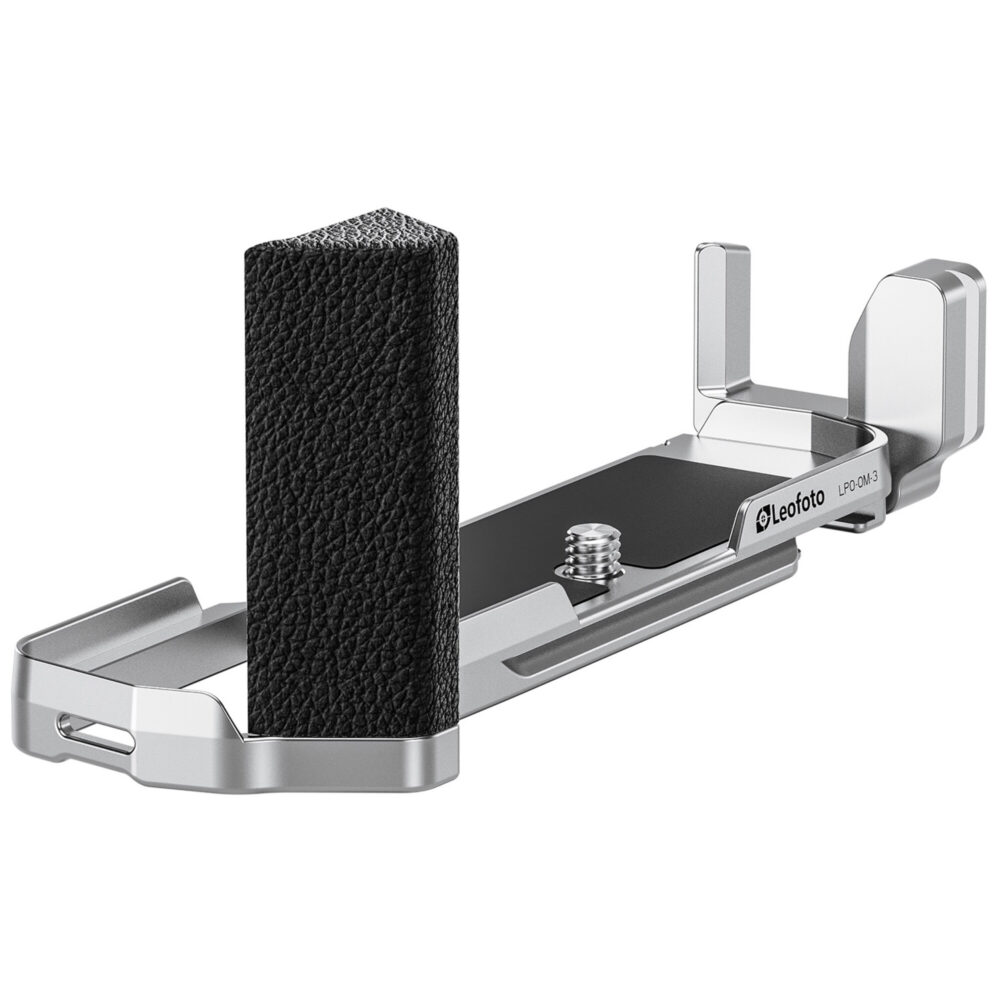 Leofoto LPO-OM-3 L-Beugel schuin vooraanzicht van zilveren L-bracket met hoge zwarte handgrip en lange basisplaat.