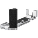 Leofoto LPO-OM-3 L-Beugel schuin vooraanzicht van zilveren L-bracket met hoge zwarte handgrip en lange basisplaat.