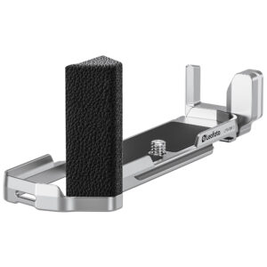 Leofoto LPO-OM-3 L-Beugel schuin vooraanzicht van zilveren L-bracket met hoge zwarte handgrip en lange basisplaat.