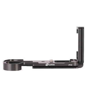 Leofoto LPP-GH4 L-Beugel zijaanzicht van zwarte Arca-Swiss L-bracket met lange basisplaat voor Panasonic Lumix DC-GH4 op witte achtergrond.