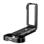 Leofoto LPP-S1RII L-Beugel schuin zijaanzicht van complete Arca-Swiss L-bracket met lange basisplaat op witte achtergrond.