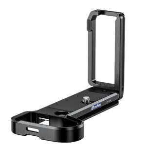 Leofoto LPP-S1RII L-Beugel schuin zijaanzicht van complete Arca-Swiss L-bracket met lange basisplaat op witte achtergrond.