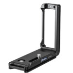 Leofoto LPPO-S5II L-Beugel schuin vooraanzicht van complete Arca-Swiss L-bracket met basisplaat, verticale arm en 1/4"-schroef.