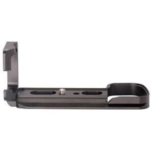 Leofoto LPS-A6300 L-Beugel zijaanzicht van zwarte Arca-Swiss L-bracket met lange basisplaat, opstaande hoek en 1/4"-schroef op witte achtergrond.