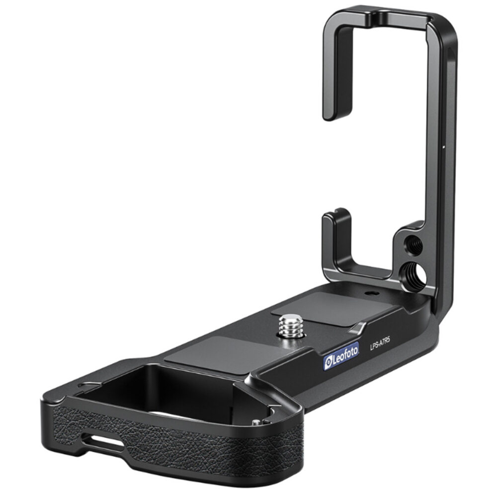 Leofoto LPS-A7R5 L-Beugel close-up van bodemplaat met 1/4-inch statiefschroef en opstaande L-steun voor Sony A7R5.