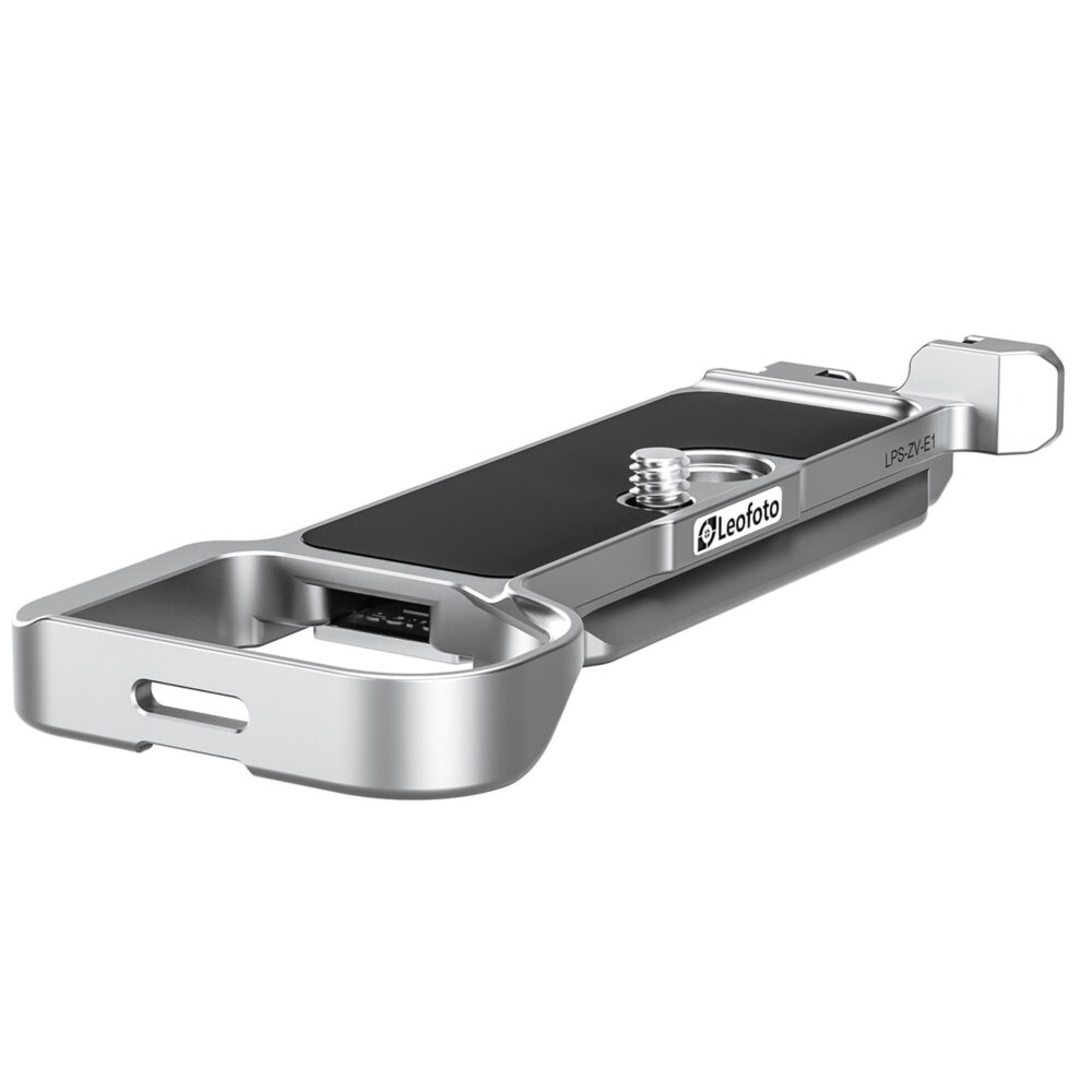 Leofoto LPS-ZV-E1 L-bevestiging bovenaanzicht van zilveren Arca-Swiss L-bracket met rubberen bodemplaat voor Sony ZV-E1.
