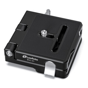 Leofoto BVL-01 L-beugel opvouwbare L-plaat basisplaat zwart aluminium met 1/4 inch schroef op witte achtergrond.