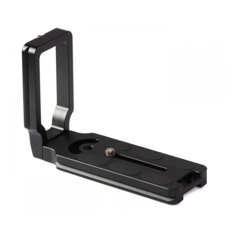 Leofoto MPU-100 L-Beugel universele zwarte L-plaat staand op witte achtergrond met 1/4 inch schroef.
