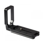 Leofoto MPU-100 L-Beugel universele zwarte L-plaat staand op witte achtergrond met 1/4 inch schroef.