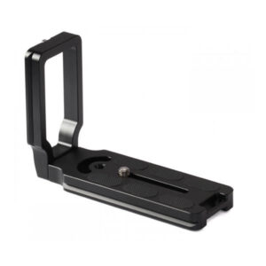 Leofoto MPU-100 L-Beugel universele zwarte L-plaat staand op witte achtergrond met 1/4 inch schroef.