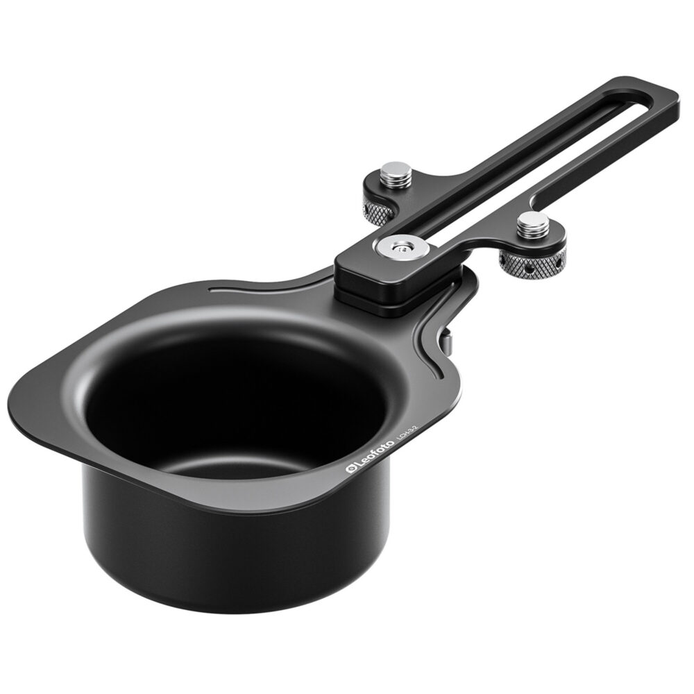 Leofoto LCH-3-2 Beugel bekerhouder in zwart aluminium met lange bevestigingsarm en stelschroef op witte achtergrond.