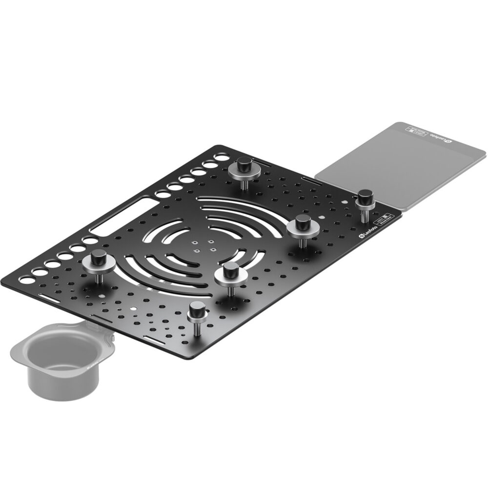 Leofoto LCH-3 laptophouder schuin bovenaanzicht van geperforeerde aluminium laptopplaat met vier klemmen en losse accessoires.