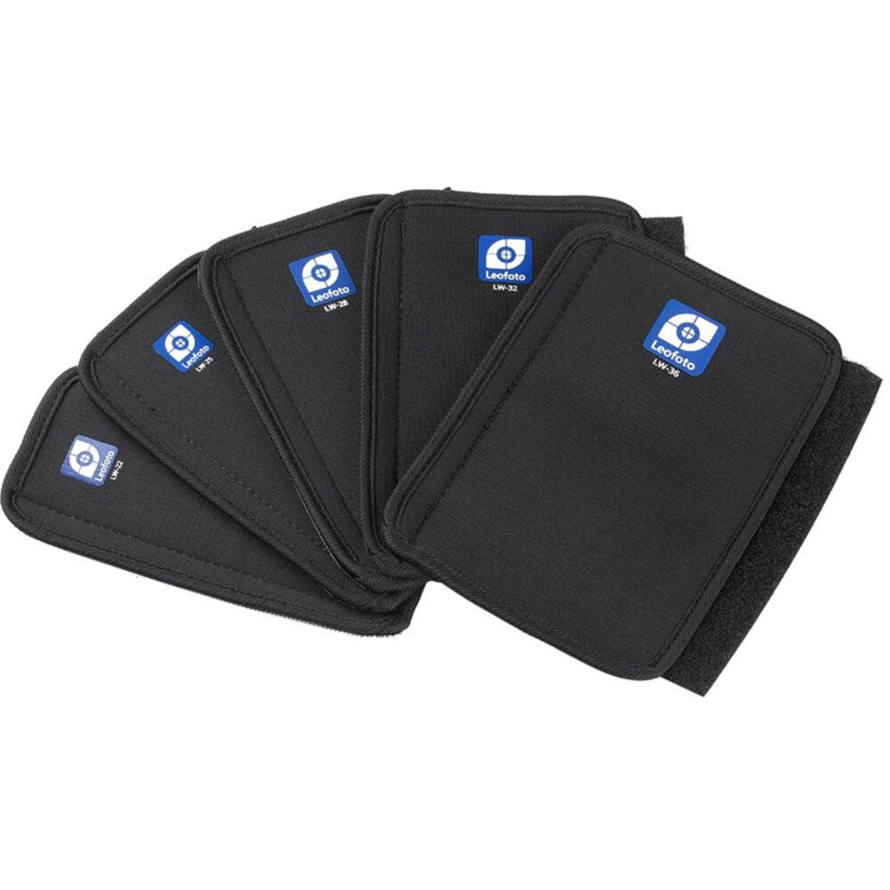 Leofoto-Neoprene-cover-set-LW-KIT-3 Leofoto LW-KIT Neopreen beschermhoes set van vijf zwarte neopreen statiefbeenhoezen waaiervormig uitgestald met Leofoto-logo.