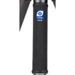 Leofoto LW-25 Neopreen beschermhoes om statiefbeen gemonteerd met zichtbaar Leofoto-logo op zachte zwarte neopreen buitenkant.