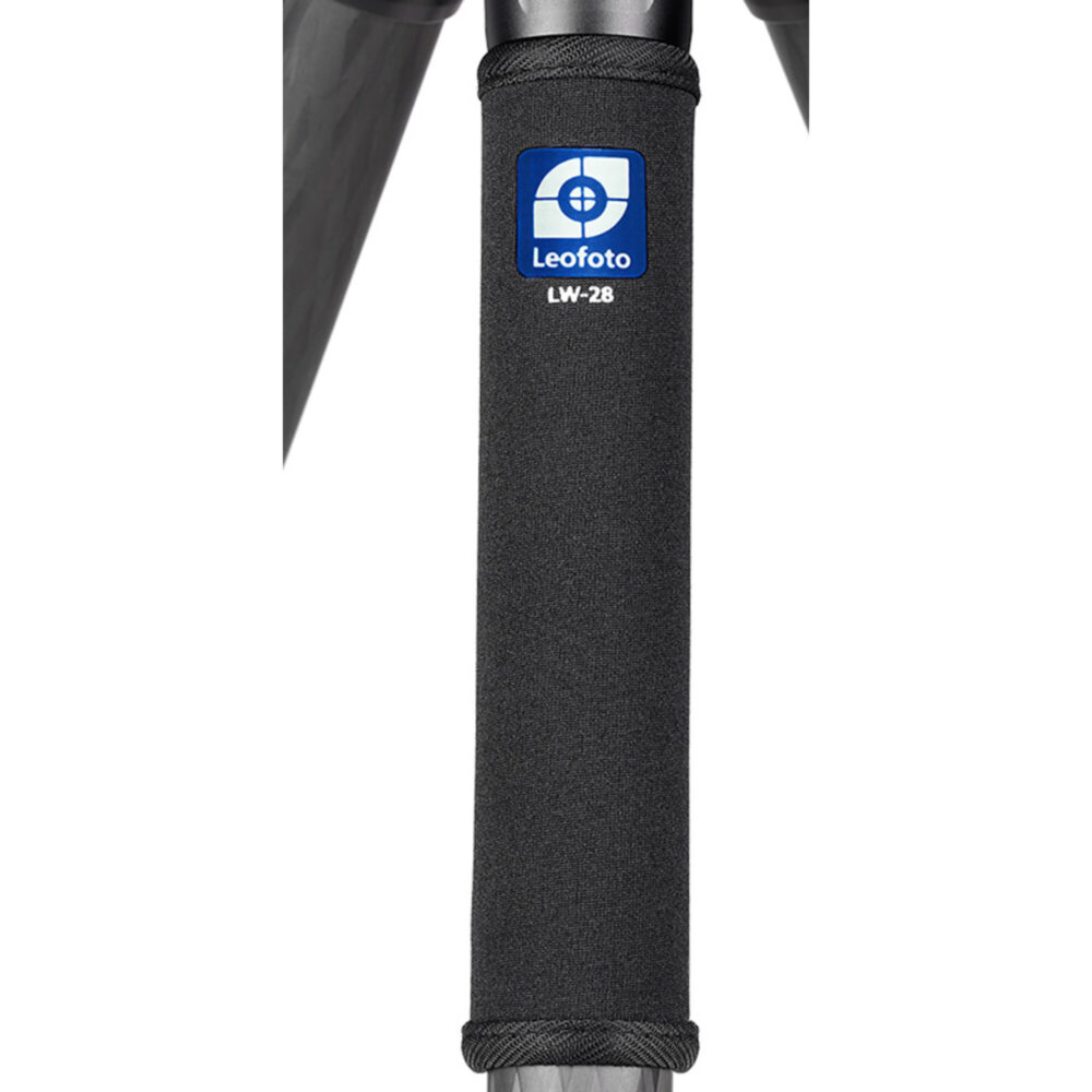 Leofoto-Neoprene-cover-LW-36-3 Leofoto LW-36 Neopreen beschermhoes om statiefbeen gemonteerd met zichtbaar Leofoto-logo op de zachte zwarte neopreen buitenkant.