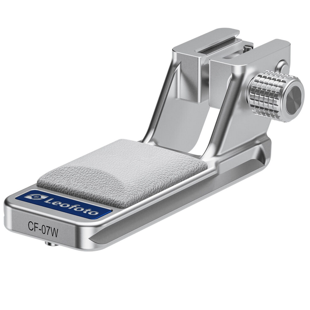 Leofoto CF-07W Objectiefvoet schuin bovenaanzicht in zilver met brede antislip-handsteun en blauw Leofoto-logo op Arca-Swiss voet.