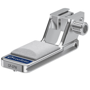 Leofoto CF-07W Objectiefvoet schuin bovenaanzicht in zilver met brede antislip-handsteun en blauw Leofoto-logo op Arca-Swiss voet.