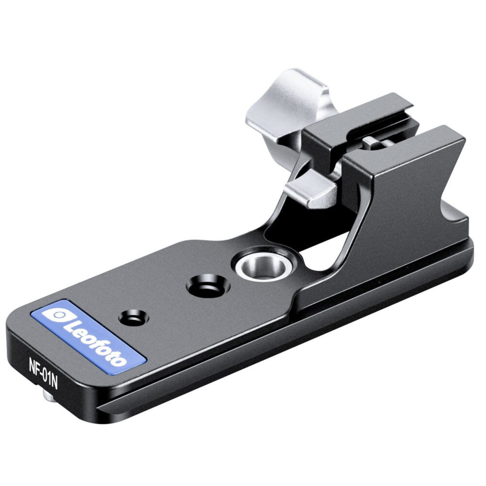 Leofoto NF‑01N objectiefvoet schuin bovenaanzicht met zilverkleurige klemhendel, Arca-Swiss profiel en blauw Leofoto-logo.