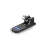 Leofoto SF-01 objectiefvoet schuin vooraanzicht met lange Arca-Swiss basis, verhoogde lenssteun en Leofoto-logo.