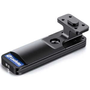 Leofoto NF-02 Objectiefvoet schuin bovenaanzicht van zwarte Arca-Swiss lensvoet met Leofoto-logo, QD-opening en schroefgaten.