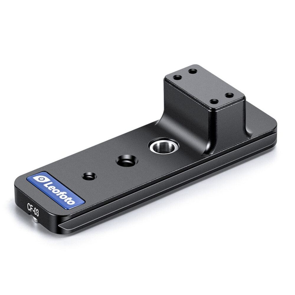 Leofoto CF-03 objectiefvoet schuin vooraanzicht met verhoogd montagevlak en lange Arca-Swiss basis met Leofoto-logo.