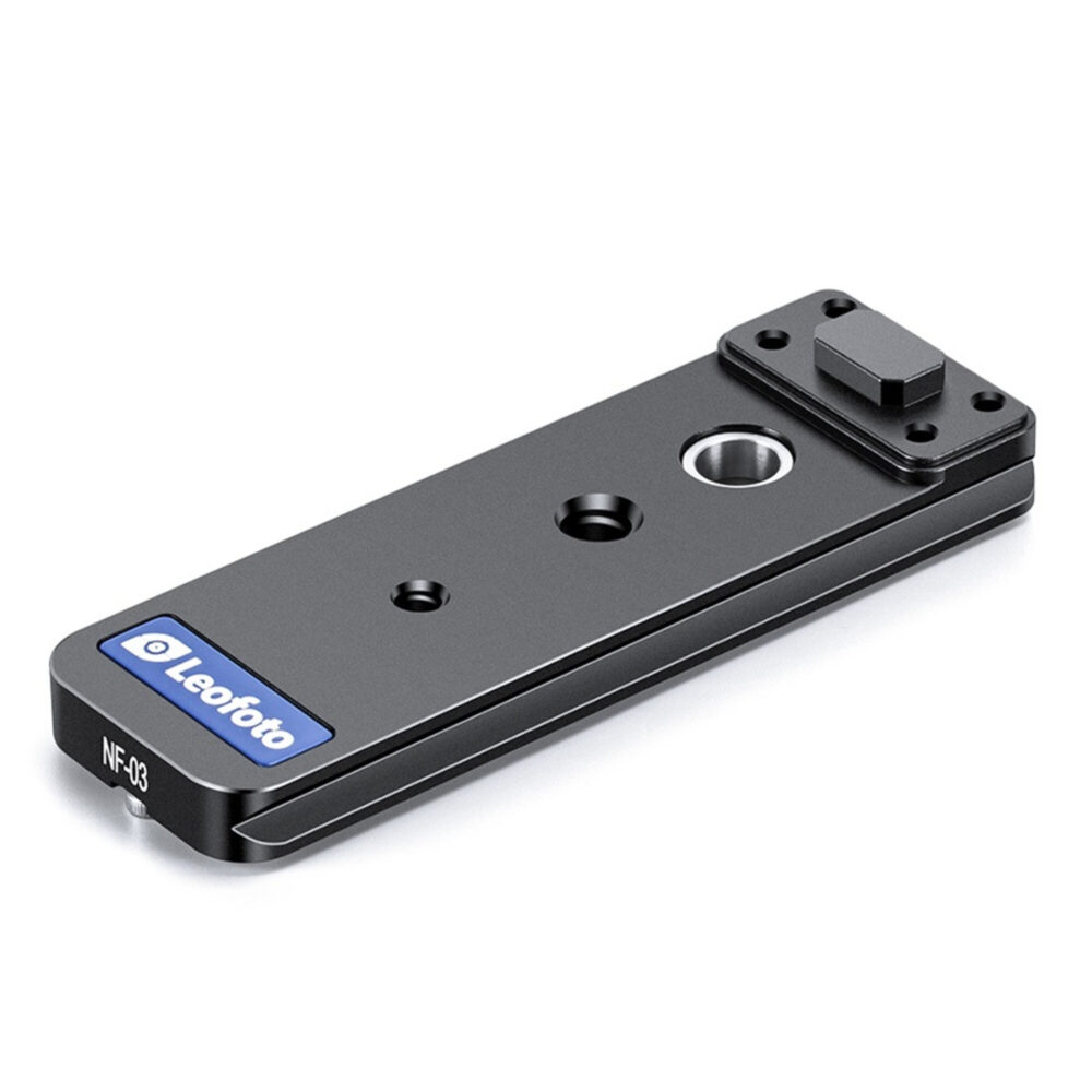 Leofoto NF-03 objectiefvoet schuin vooraanzicht met Arca-Swiss basis, 1/4- en 3/8-inch schroefgaten en NF-03 markering.