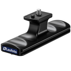 Leofoto CF-08 objectiefvoet vooraanzicht met 1/4-inch schroef op verhoogde steun en Arca-Swiss zwaluwstaartbasis.