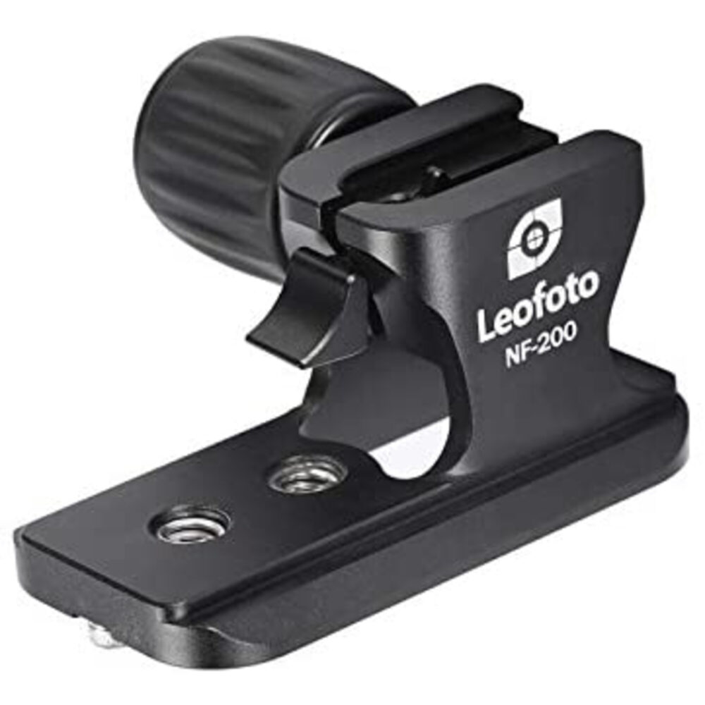 Leofoto LH-55 SC statiefkogelkop vooraanzicht met Arca-Swiss en Picatinny klem bovenop en drie grote draaiknoppen rond de basis.