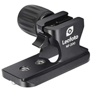 Leofoto LH-55 SC statiefkogelkop vooraanzicht met Arca-Swiss en Picatinny klem bovenop en drie grote draaiknoppen rond de basis.