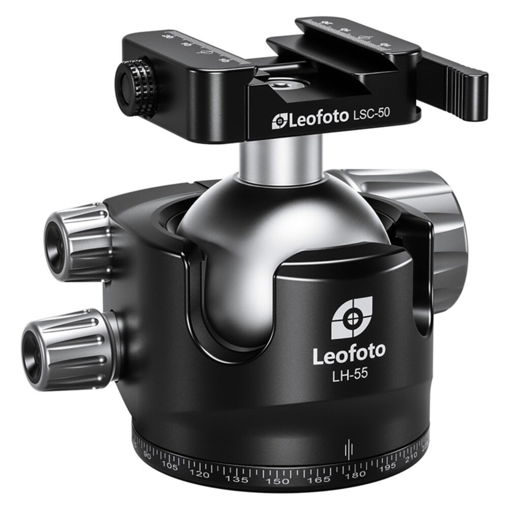 Leofoto LH-55 SC statiefkogelkop vooraanzicht met Arca-Swiss en Picatinny klem bovenop en drie grote draaiknoppen rond de basis.